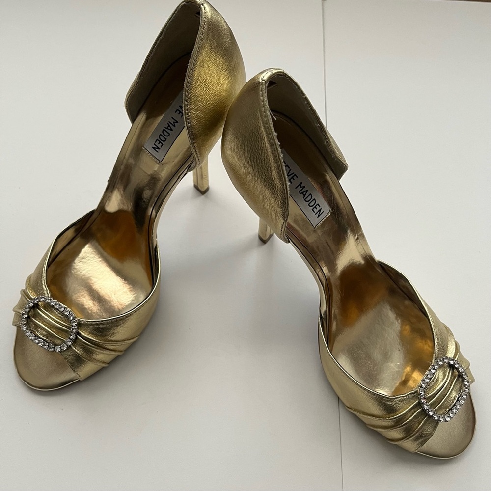 Steve Madden Gold 4.5” Heels. Open toe. NWT. Never worn. Size 9.5.